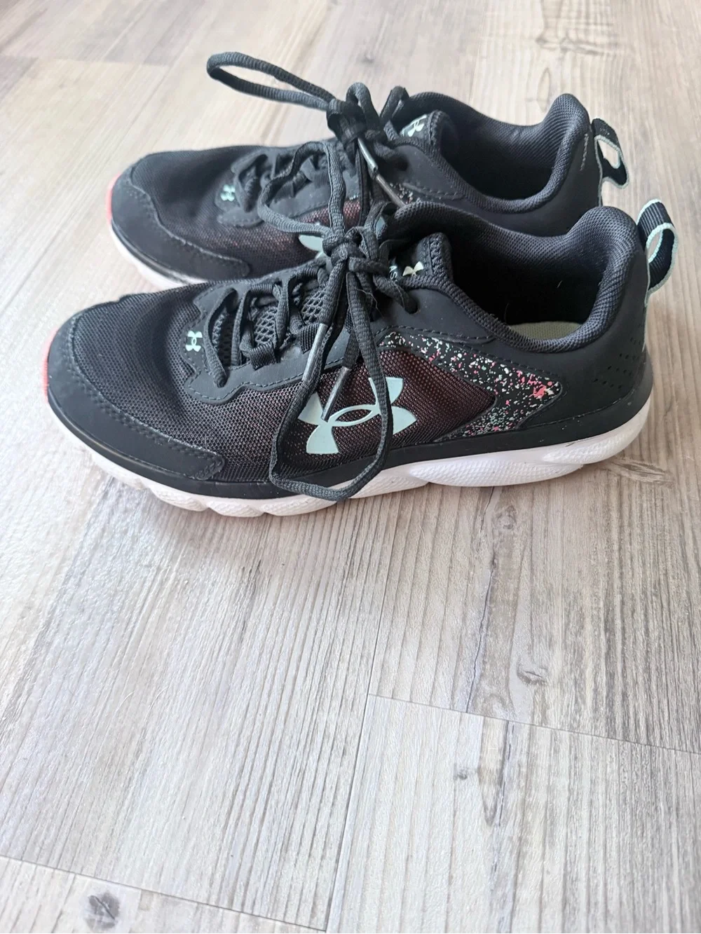 Girls size 4.5 under armour gym shoes